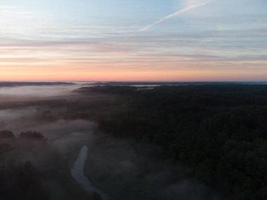 Drone 's Eye View: Kuzey Avrupa' da Puslu Nehir ve Ormanlık Arazi Üzerinde Sakin Gün Doğumu
