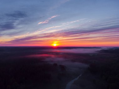 Drone 's Eye View: Kuzey Avrupa' da Puslu Nehir ve Ormanlık Arazi Üzerinde Sakin Gün Doğumu