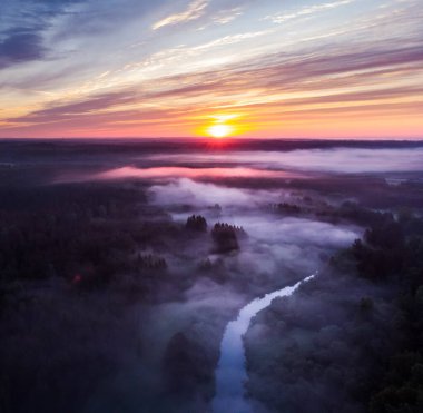 Drone 's Eye View: Kuzey Avrupa' da Puslu Nehir ve Ormanlık Arazi Üzerinde Sakin Gün Doğumu