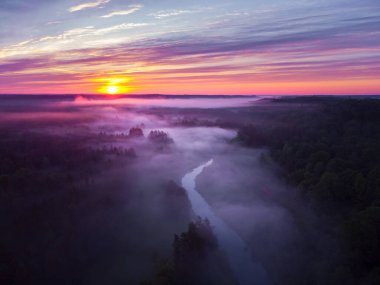 Drone 's Eye View: Kuzey Avrupa' da Puslu Nehir ve Ormanlık Arazi Üzerinde Sakin Gün Doğumu