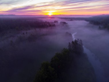 Drone 's Eye View: Kuzey Avrupa' da Puslu Nehir ve Ormanlık Arazi Üzerinde Sakin Gün Doğumu