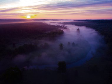 Drone 's Eye View: Kuzey Avrupa' da Puslu Nehir ve Ormanlık Arazi Üzerinde Sakin Gün Doğumu