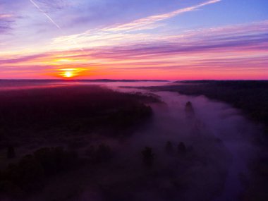 Drone 's Eye View: Kuzey Avrupa' da Puslu Nehir ve Ormanlık Arazi Üzerinde Sakin Gün Doğumu