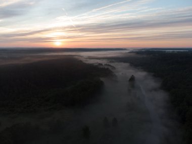 Drone 's Eye View: Kuzey Avrupa' da Puslu Nehir ve Ormanlık Arazi Üzerinde Sakin Gün Doğumu