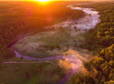 Drone 's Eye View: Kuzey Avrupa' da Puslu Nehir ve Ormanlık Arazi Üzerinde Sakin Gün Doğumu