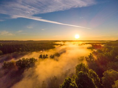 Drone 's Eye View: Kuzey Avrupa' da Puslu Nehir ve Ormanlık Arazi Üzerinde Sakin Gün Doğumu