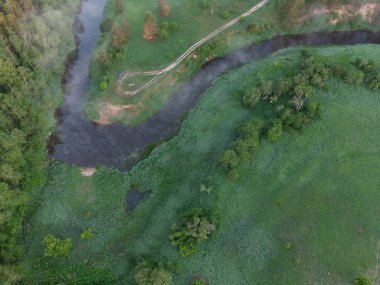 Majestic Morning: Kuzey Avrupa 'da Gündoğumunda Puslu Orman ve Nehir Büyüleyici Hava Görüntüsü