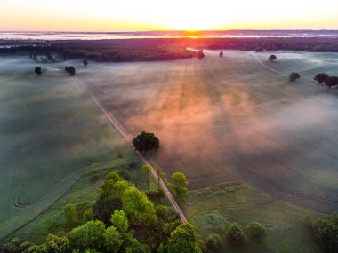 Kuzey Avrupa 'nın Sakin İnsansız Hava Aracı Üzerine Görkemli Gün Doğumu