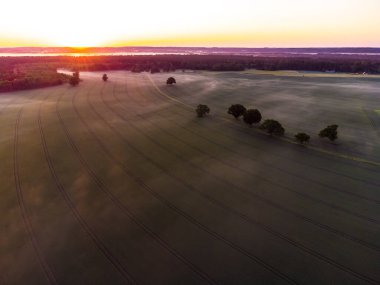 Kuzey Avrupa 'nın Sakin İnsansız Hava Aracı Üzerine Görkemli Gün Doğumu