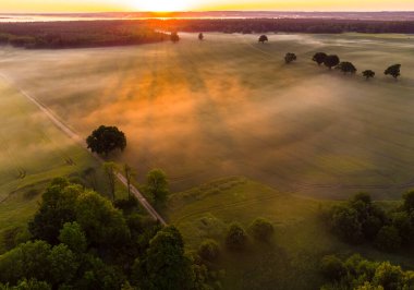 Kuzey Avrupa 'nın Sakin İnsansız Hava Aracı Üzerine Görkemli Gün Doğumu