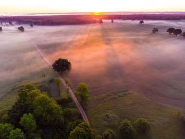 Kuzey Avrupa 'nın Sakin İnsansız Hava Aracı Üzerine Görkemli Gün Doğumu