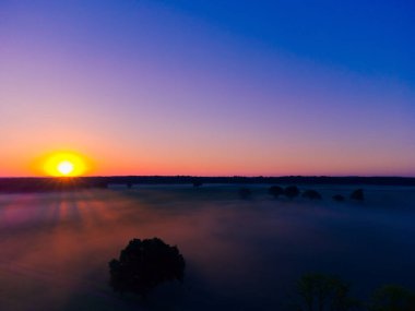 Kuzey Avrupa 'nın Sakin İnsansız Hava Aracı Üzerine Görkemli Gün Doğumu