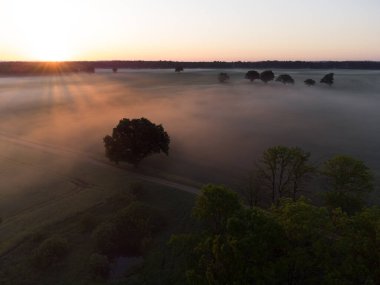 Kuzey Avrupa 'nın Sakin İnsansız Hava Aracı Üzerine Görkemli Gün Doğumu