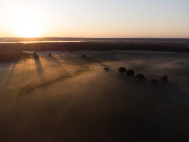 Kuzey Avrupa 'nın Sakin İnsansız Hava Aracı Üzerine Görkemli Gün Doğumu