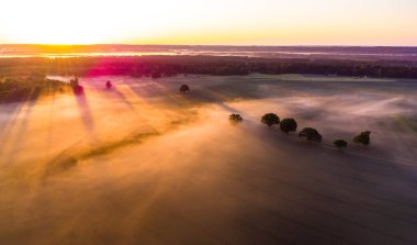 Kuzey Avrupa 'nın Sakin İnsansız Hava Aracı Üzerine Görkemli Gün Doğumu