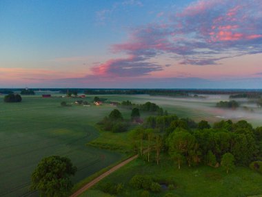 Kuzey Avrupa 'nın yemyeşil yeşil manzarasının mistik Gündoğumu Drone Manzarası