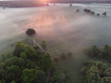 Kuzey Avrupa 'nın yemyeşil yeşil manzarasının mistik Gündoğumu Drone Manzarası