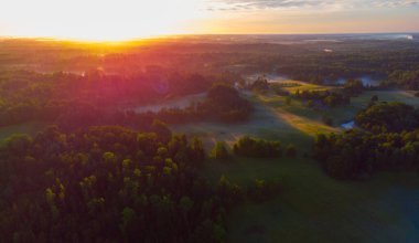 Kuzey Avrupa 'nın yemyeşil yeşil manzarasının mistik Gündoğumu Drone Manzarası