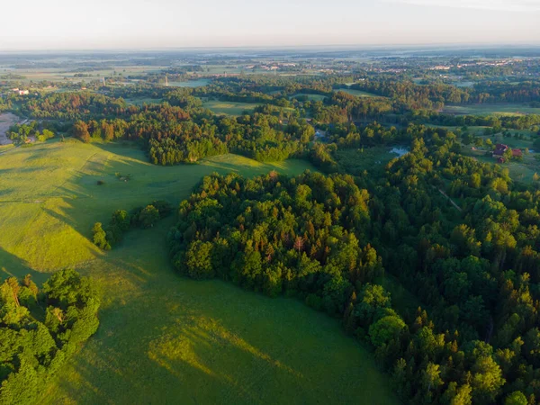 Mistyczny Wschód Słońca Drone Widok Bujny Zielony Krajobraz Europy Północnej — Zdjęcie stockowe
