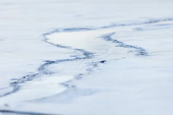 冷凍セレニティ 北ヨーロッパの川の冬の氷の抱擁 — ストック写真