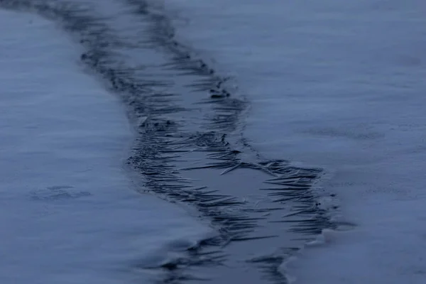 얼어붙은 지구력 북유럽의 강가에 겨울이 찾아오다 — 스톡 사진