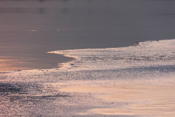 얼어붙은 지구력 북유럽의 강가에 겨울이 찾아오다 — 스톡 사진