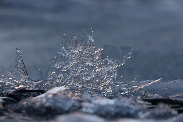 Złocona Zima Przezroczysty Lód Budzi Się Złotym Słońcu Europie Północnej — Zdjęcie stockowe