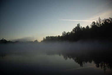 Misty Sükunet: Kuzey Avrupa 'daki Sakin Göl' de Sakin Bir Yaz Sabahı
