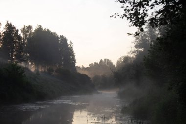 Gizemli Şafak: Serin Yaz Gündoğumu Kuzey Avrupa 'da Nehri Serin Renklerle Boyuyor