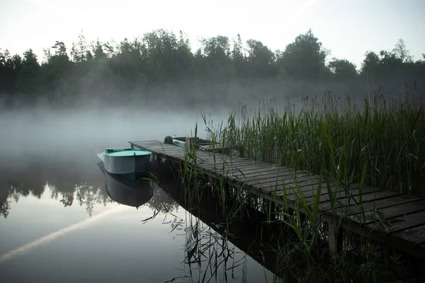 Misty Serenity Teal Rowing Boat Wooden Footbridge Ölelésében Nyári Reggeli — Stock Fotó