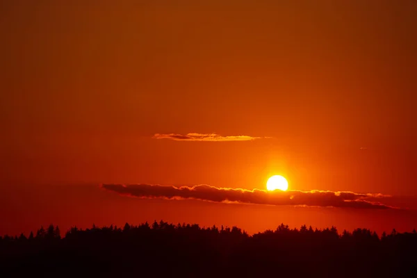 Promienny Świt Majestatyczny Kolorowy Wschód Słońca Malowanie Pól Letnich Europie — Zdjęcie stockowe