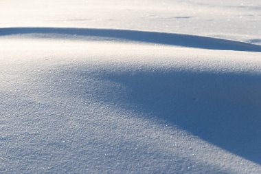 İsveç Kış Harikalar Diyarı: Kuzey Avrupa 'nın Karlı Vahşi Doğasının Güneşli Günü Yakın Çekimi