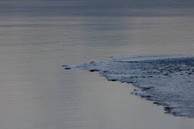 Letonya 'da güzel, renkli bir kış nehri buzu manzarası. Kuzey Avrupa 'da buz koşulları.