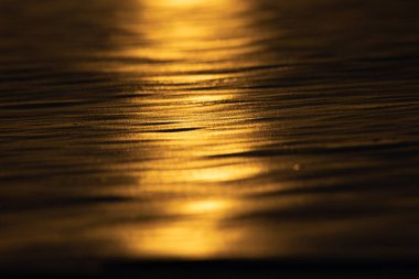 Letonya 'da güzel, renkli bir kış nehri buzu manzarası. Kuzey Avrupa 'da buz koşulları.