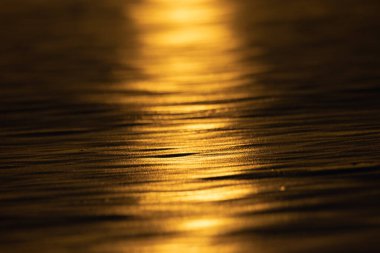 Letonya 'da güzel, renkli bir kış nehri buzu manzarası. Kuzey Avrupa 'da buz koşulları.