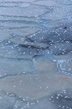 Latva 'da kış boyunca donmuş göl yüzeyindeki buz kalıpları çok güzel çatlamış. Kuzey Avrupa 'nın soğuk manzarası.