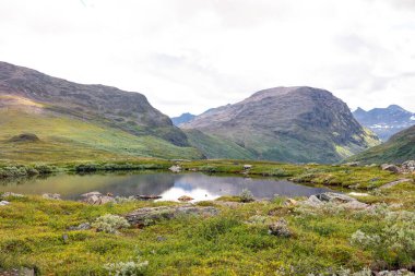 İsveç, Sarek Ulusal Parkı 'nda, ağustosta çok güzel bir dağ gölü. İskandinavya 'nın kuzey doğasının yaz manzarası.