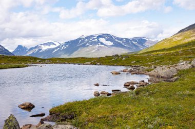 İsveç, Sarek Ulusal Parkı 'nda, ağustosta çok güzel bir dağ gölü. İskandinavya 'nın kuzey doğasının yaz manzarası.