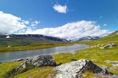 İsveç, Sarek Ulusal Parkı 'nda, ağustosta çok güzel bir dağ gölü. İskandinavya 'nın kuzey doğasının yaz manzarası.