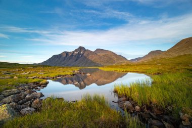 İsveç, Sarek Ulusal Parkı 'nda, ağustosta çok güzel bir dağ gölü. İskandinavya 'nın kuzey doğasının yaz manzarası.