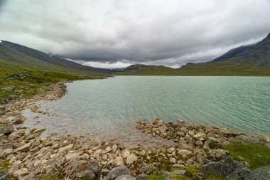 İsveç, Sarek Ulusal Parkı 'nda, ağustosta çok güzel bir dağ gölü. İskandinavya 'nın kuzey doğasının yaz manzarası.