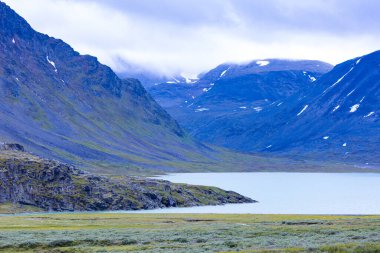 İsveç, Sarek Ulusal Parkı 'nda, ağustosta çok güzel bir dağ gölü. İskandinavya 'nın kuzey doğasının yaz manzarası.