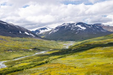 Rapa nehri Rapadalen ile İsveç 'teki Sarek Ulusal Parkı' nda güzel bir yaz manzarası. Yukarıdan bir dağ nehri. Kuzey Avrupa 'nın vahşi manzarası.