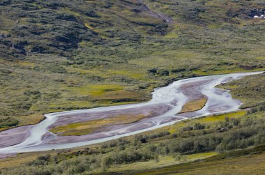 Rapa nehri Rapadalen ile İsveç 'teki Sarek Ulusal Parkı' nda güzel bir yaz manzarası. Yukarıdan bir dağ nehri. Kuzey Avrupa 'nın vahşi manzarası.