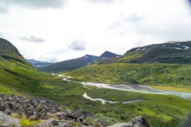 Rapa nehri Rapadalen ile İsveç 'teki Sarek Ulusal Parkı' nda güzel bir yaz manzarası. Yukarıdan bir dağ nehri. Kuzey Avrupa 'nın vahşi manzarası.