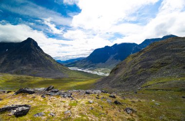 Rapa nehri Rapadalen ile İsveç 'teki Sarek Ulusal Parkı' nda güzel bir yaz manzarası. Yukarıdan bir dağ nehri. Kuzey Avrupa 'nın vahşi manzarası.
