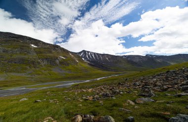 İsveç 'teki Sarek Ulusal Parkı' nda güzel bir dağ nehri manzarası. Kuzey yaban hayatı manzarası.