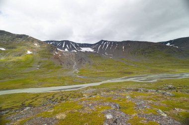 İsveç 'teki Sarek Ulusal Parkı' nda güzel bir dağ nehri manzarası. Kuzey yaban hayatı manzarası.