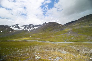 İsveç 'teki Sarek Ulusal Parkı' nda güzel bir dağ nehri manzarası. Kuzey yaban hayatı manzarası.
