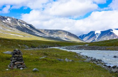 İsveç 'teki Sarek Ulusal Parkı' nda güzel bir dağ nehri manzarası. Kuzey yaban hayatı manzarası.